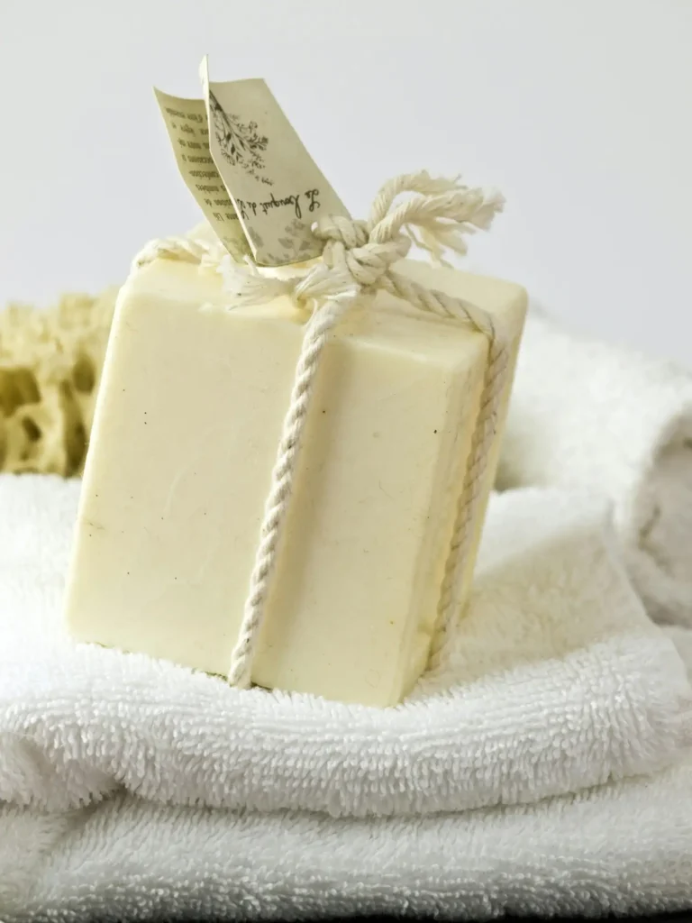 Petit savon emballé comme un cadeau